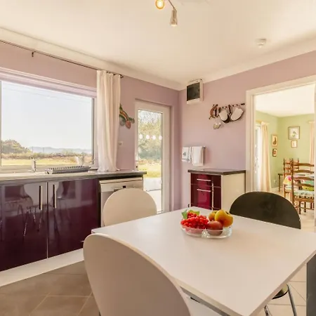 4 Bed In Burtonport Oc-c31069 Holiday home Meenmore